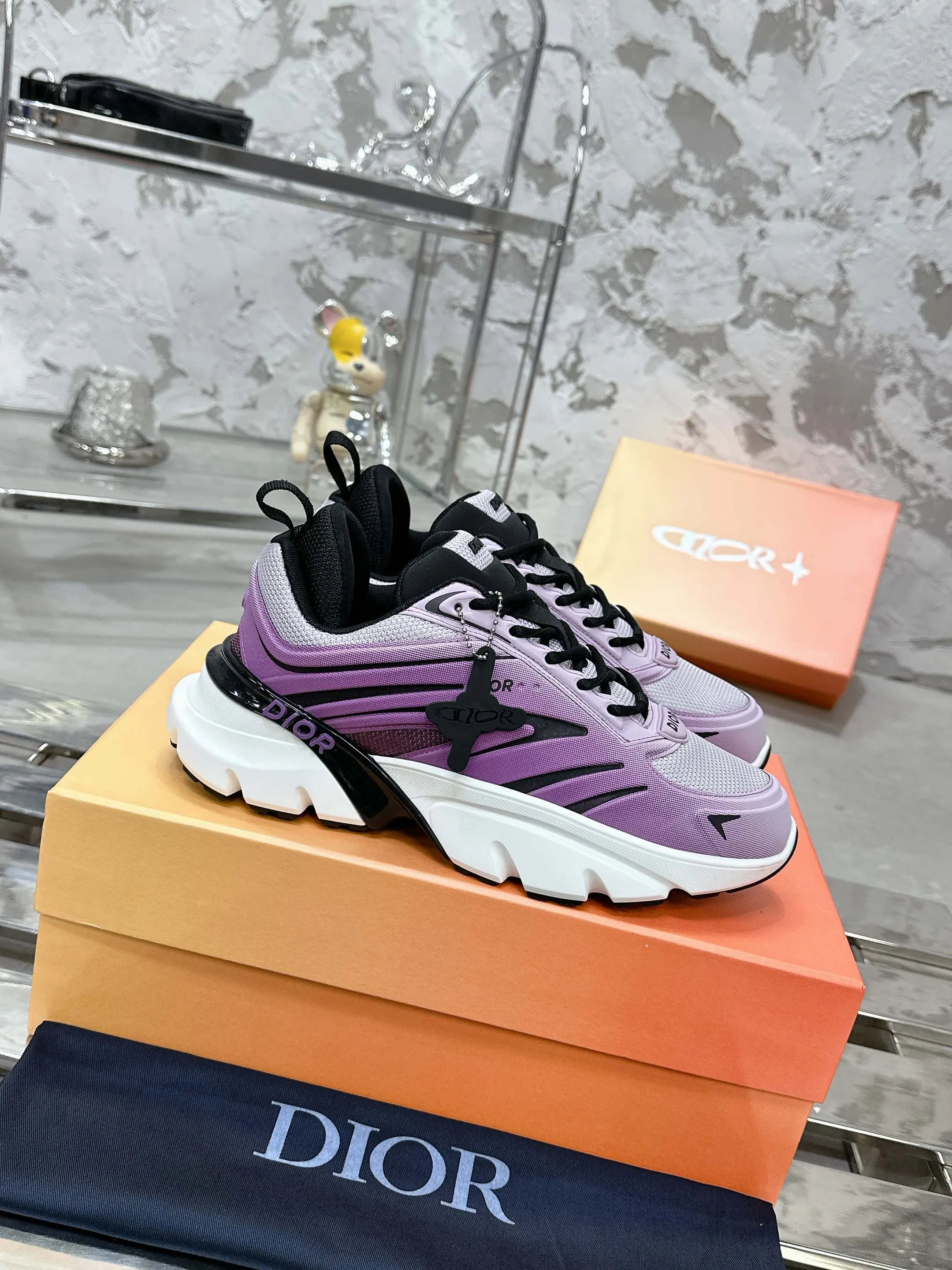 Factory price 760💰 Top version! ! ! Dior Dior's latest B44 Blade series, couple style, casual, thick-soled sneakers, running shoes, purchased from the original, developed and manufactured. This B44 Blade sneaker comes from the DIOR AND LEWIS HAMILTON exclusive limited series. It adopts a full silhouette design, eye-catching and fashionable, and is inspired by the 2000s. Crafted from gradient blue mesh with tonal technical panels, the sole is finished with a contrasting Blade panel that pays homage to the sport of running. DIOR AND LEWIS HAMILTON signature charms hang from the eyelets, while the Dior signature adorns the upper, heel and sides. Paired with black shoelaces, it is more refined, and the padded support design on the back highlights the sports aesthetic style, which can add modern style to all kinds of casual looks. Exquisite packaging at the delivery counter🛍📦 ▪️ Fabric: Original imported first-layer cowhide ▪️ Lining: Original imported breathable mesh ▪️ Sole: Original open-molded non-slip rubber material ▪️ Bottom thickness: 5.5CM ▪️ Size: Women's 35-40 / Men's 39-46